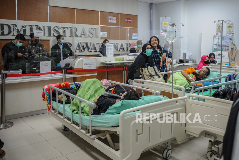 Sejumlah pasien di evakuasiRumah Sakit Umum Daerah (RSUD) Bandung Kiwari 