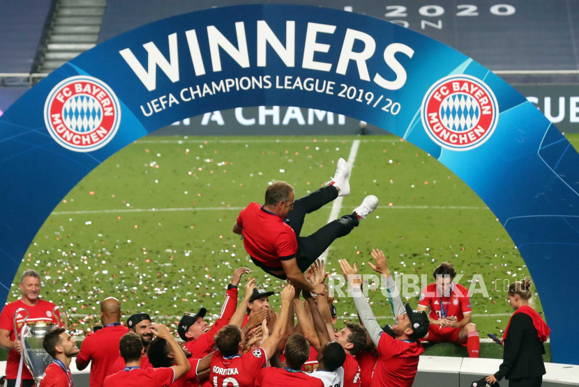 Para pemain Bayern Muenchen mengakakt Hansi Flick saat selebrasi juara Liga Champions seusai mengalahkan PSG, Senin (24/8) dini hari WIB.