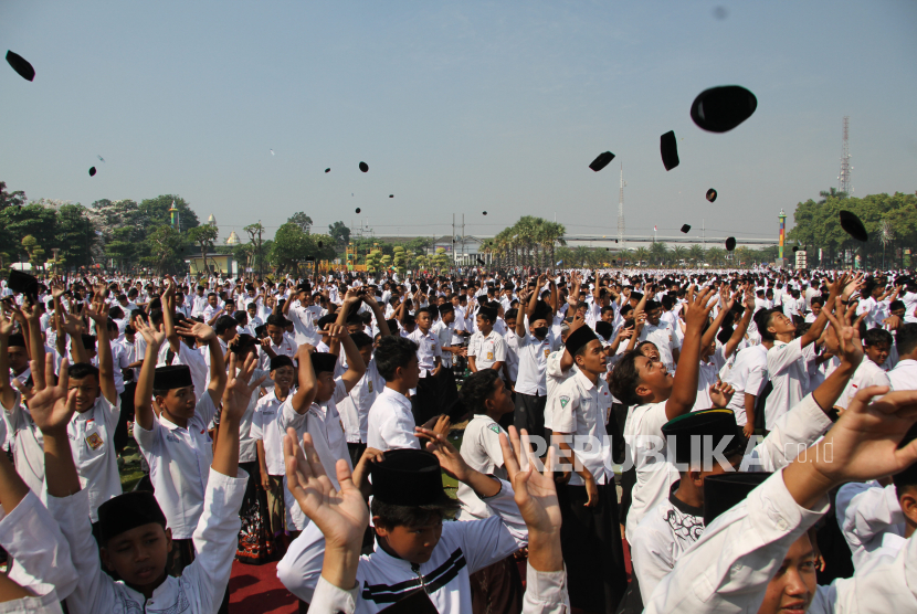 Pemecahan Rekor MURI Mengenakan Sarung Dan Songkok Oleh Pelajar ...