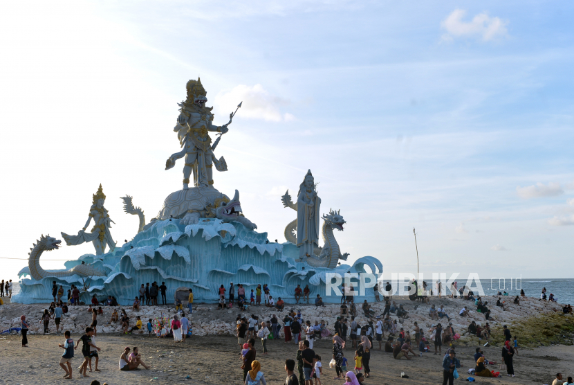 Wisatawan memadati Patung Triratna Amreta Bhuwana di kawasan wisata Pantai Jerman, Kuta, Badung, Bali.