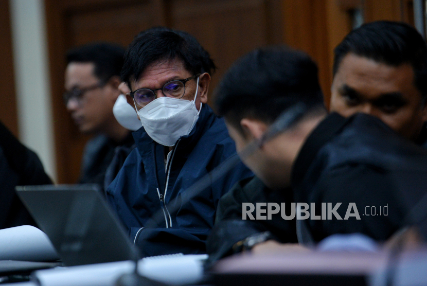 Terdakwa eks Menkominfo, Johnny G Plate mendengarkan keterangan saksi saat sidang lanjutan kasus korupsi BTS 4G Kemenkominfo di Pengadilan Negeri Tipikor, Jakarta, Selasa (29/8/2023). 