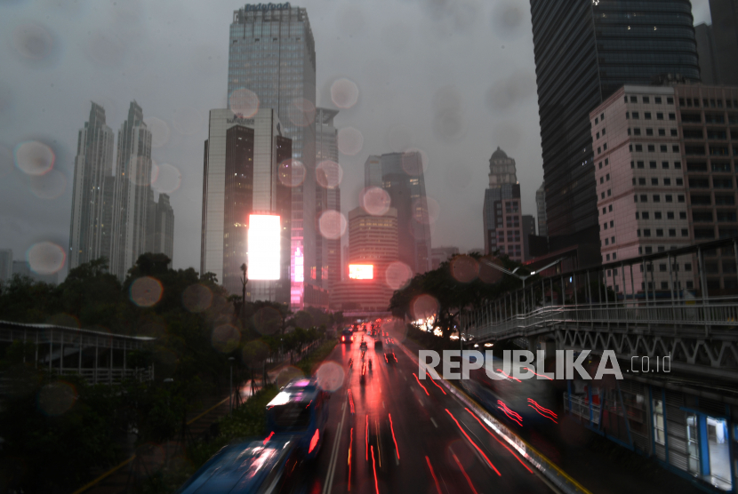 Kendaraan bermotor melintas di Jalan Jenderal Sudirman saat hujan turun di Jakarta, Jumat (16/10/2020). Menurut Badan Meteorologi, Klimatologi dan Geofisika (BMKG) musim hujan di Indonesia telah berlangsung dari bulan Oktober dan diprediksi puncak musim hujan terjadi pada Januari hingga Februari 2021. 