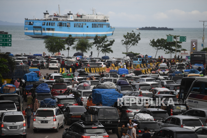Sejumlah kendaraan mengantre untuk naik ke atas kapal di Pelabuhan Merak, Banten, Jumat (29/4/2022). Dalam puncak arus mudik di Pelabuhan Merak, ribuan kendaraan terjebak kemacetan hingga Cilegon Barat atau sekitar 10 km baik di jalur tol maupun jalur jalan arteri. 