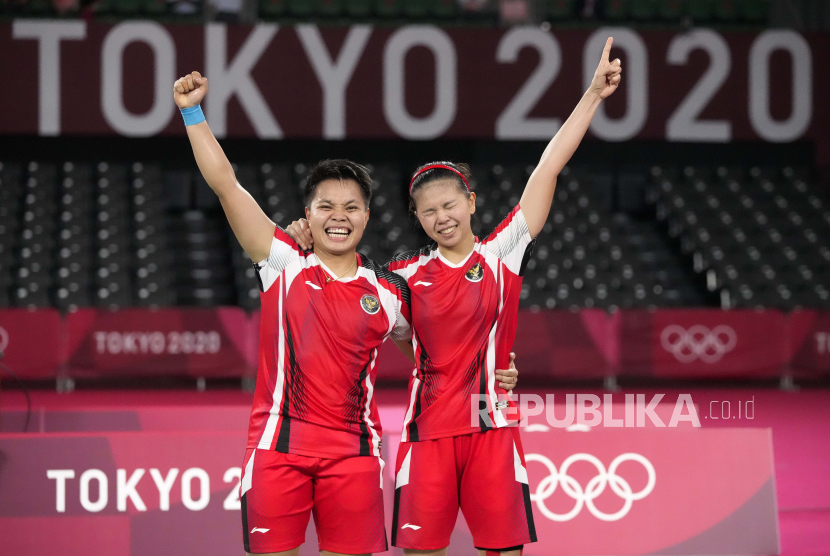 Greysia Polii, kanan, dan Apriyani Rahayu merayakan kemenangannya atas Lee Sohee dan Shin Seungchan dari Korea Selatan dalam pertandingan bulu tangkis semifinal putri mereka di Olimpiade Musim Panas 2020, Sabtu, 31 Juli 2021, di Tokyo, Jepang.