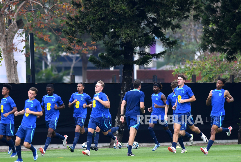 Pemain Timnas Inggris U-17 melakukan pemanasan saat berlatih di lapangan A, Kompleks GBK, Jakarta, Rabu (7/11/2023). Inggris tergabung di Grup C bersama dengan Brasil, Iran, serta Kaledonia Baru.