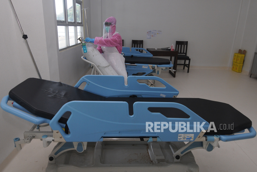 Tenaga kesehatan menyiapkan peralatan medis di RS Darurat COVID-19, Kemiri, Mojosongo, Boyolali, Jawa Tengah. Kesehatan mental para tenaga medis yang merawat pasien Covid-19 perlu mendapatkan perhatian.