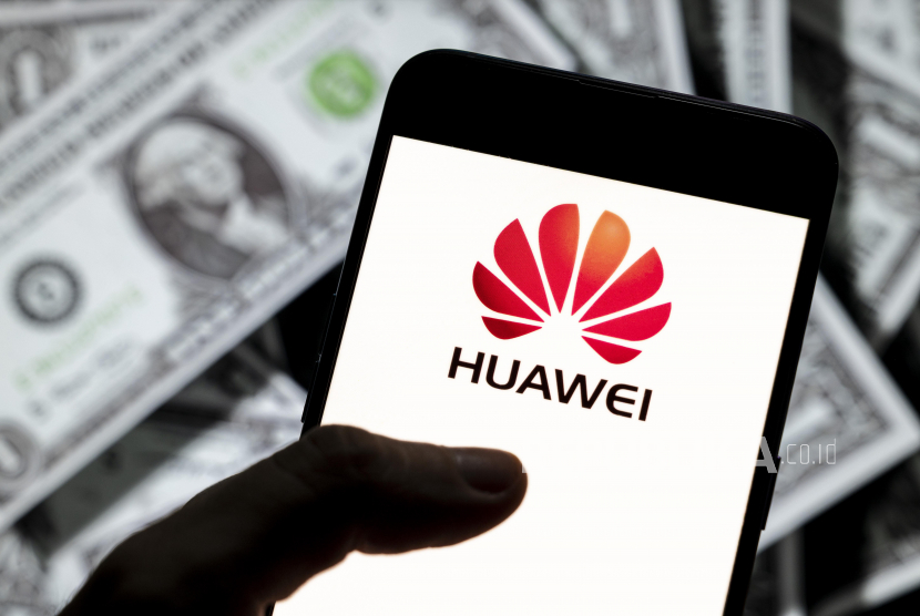 Dalam ilustrasi foto ini, peralatan telekomunikasi multinasional China dan logo perusahaan elektronik konsumen Huawei terlihat di layar perangkat seluler Android dengan ikon mata uang dolar Amerika Serikat.