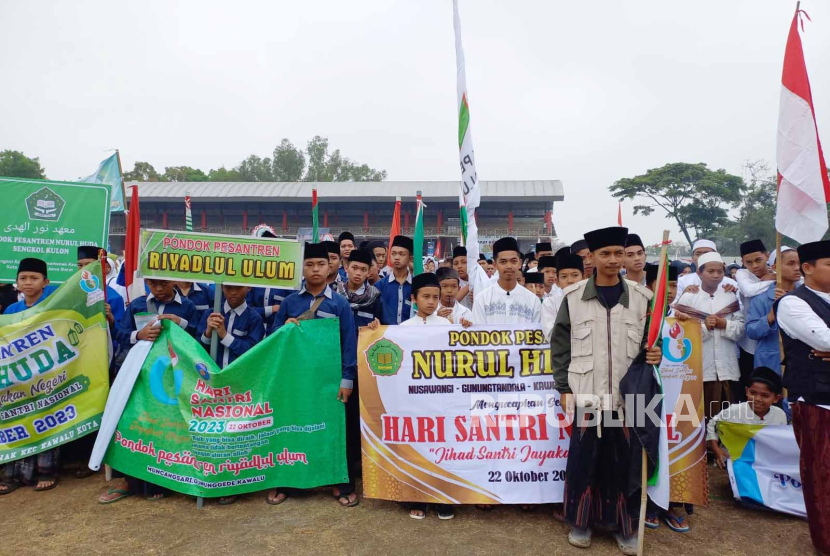 Pelaksanaan apel Hari Santri Nasional Tingkat Provinsi Jawa Barat (Jabar) di Lapangan Wiradadaha, Kota Tasikmalaya, Ahad (22/10/2023). 