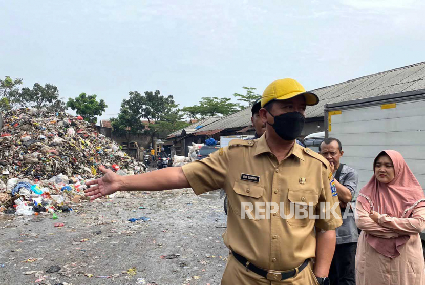 Pelaksana Harian (Plh) Wali Kota Bandung Ema Sumarna meninjau tumpukan sampah di salah satu tempat pembuangan sementara (TPS) wilayah Kota Bandung, Jawa Barat, Senin (8/5/2023). 