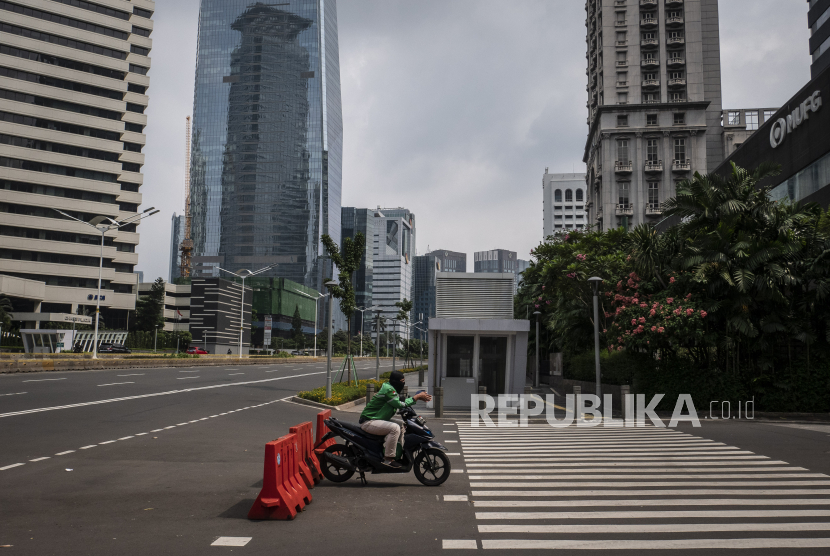 Ojek daring menunggu pesanan di kawasan gedung perkantoran Sudirman, Jakarta, Ahad (26/4/2020). Dinas Tenaga Kerja Transmigrasi dan Energi DKI Jakarta mencatat telah menutup sementara 190 perusahaan yang melanggar PSBB. (ilustrasi)