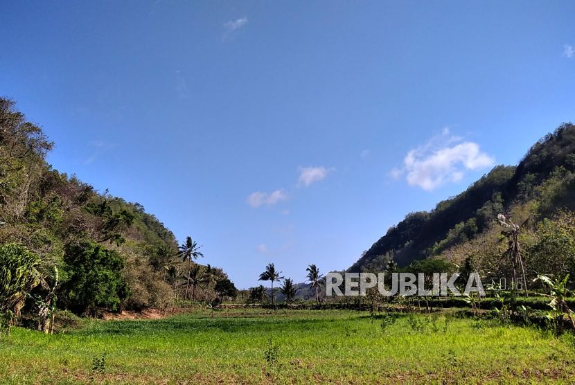 Pemandangan alam di sekitar Pedukuhan Wotawati, Desa Pucung, Gunungkidul, Yogyakarta, Selasa (26/9/2023). 