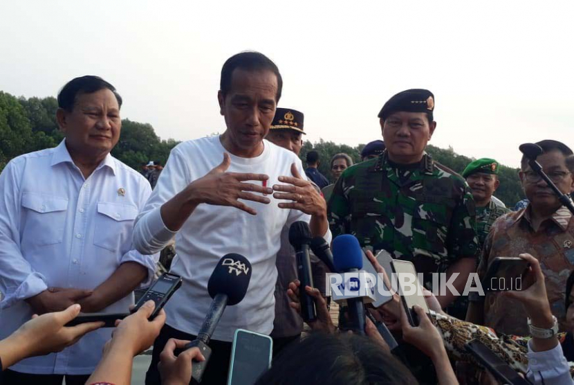 Presiden Joko Widodo (Jokowi) dan Menteri Pertahanan Prabowo Subianto usai bersama-sama menanam mangrove di Taman Wisata Alam Angke Kapuk, Jakarta Utara, Senin (15/5). 