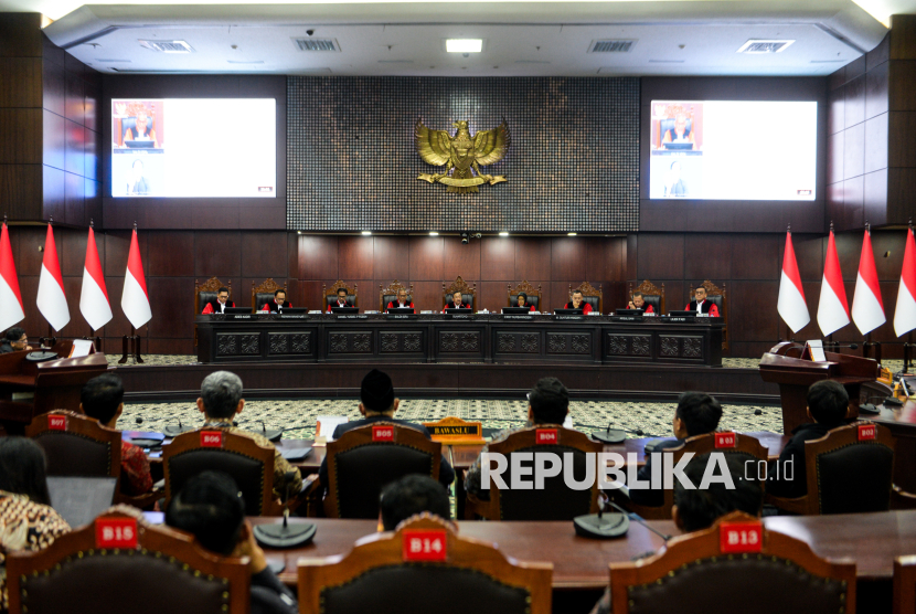 Suasana jalannya sidang pengucapan putusan di Gedung Mahkamah Konstitusi, Jakarta, Selasa (6/10/2026). Mahkamah Konstitusi (MK) menyatakan permohonan dalam Perkara Nomor 01/PHPU.PRES-XXIV/2026 mengenai sengketa syarat pendidikan Wakil Presiden Gibran Rakabuming Raka tidak dapat diterima.