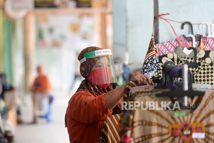 Pedagang mulai membuka lapaknya di kawasan ikonik Malioboro, Yogyakarta, Senin (1/6). Beberapa pedagang mulai berjualan kembali di tengah pandemi virus corona