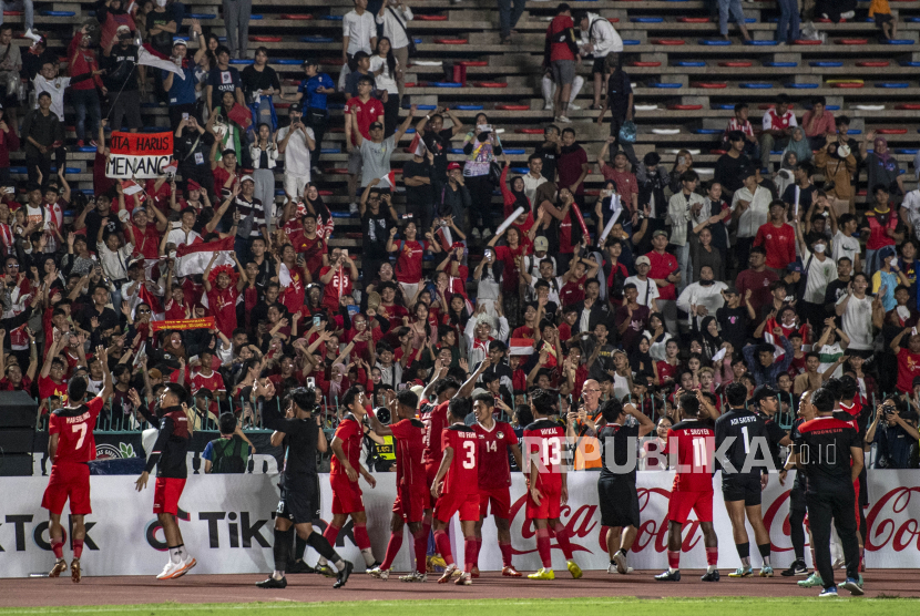 Pesepak bola Timnas Indonesia U-22 berselebrasi bersama suporter usai menundukkan Thailand pada pertandingan final SEA Games 2023 di National Olympic Stadium, Phnom Penh, Kamboja, Selasa (16/5/2023). Indonesia berhasil meraih medali emas usai mengalahkan Thailand 5-2.  