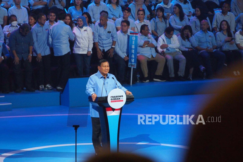 Calon Presiden dari Koalisi Indonesia Maju, Prabowo Subianto, memberi sambutan dalam konsolidasi Waktunya Indonesia Maju di SICC, Kabupaten Bogor, Ahad (10/12/2023). 