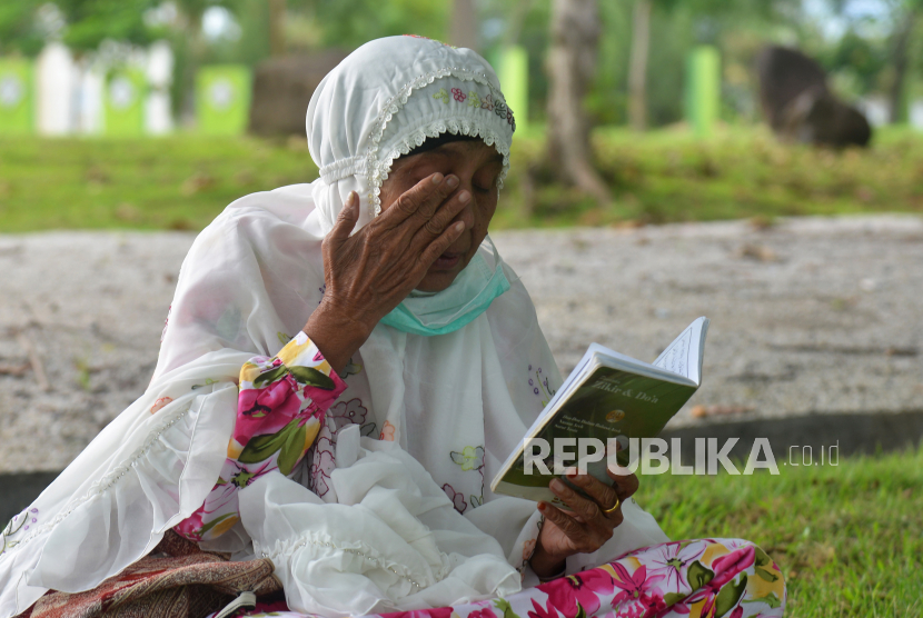Warga berdoa di kuburan massal tsunami Aceh. Warga Aceh berziarah ke kuburan massal korban tsunami usai sholat Idul Adha. Ilustrasi.