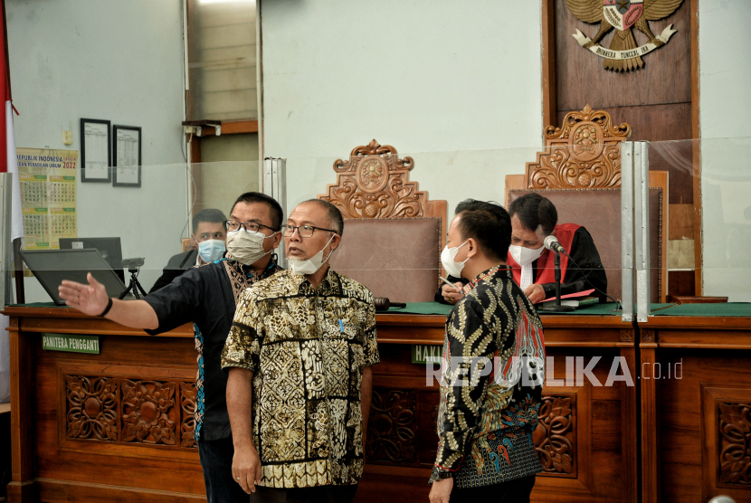 Kuasa Hukum Mardani H. Maming, Bambang Widjojanto (tengah) bersama Denny Indrayana (kiri) saat menjalani sidang praperadilan di Pengadilan Negeri Jakarta Selatan, Selasa (12/7/2022). Mantan Bupati Tanah Bumbu yang juga merupakan Bendahara Umum PBNU, Mardani H Maming mengajukan sidang praperadilan atas penetapan status tersangka oleh KPK terkait dugaan kasus suap pengurusan izin usaha pertambangan (IUP) di Kabupaten Tanah Bumbu. Dalam sidang perdana praperadilan pada Selasa (12/7/2022), KPK meminta Majelis Hakim untuk menunda sidang karena KPK masih membutuhkan waktu untuk mempersiapkan administrasi dan jawaban untuk diajukan dalam sidang praperadilan. Republika/Thoudy Badai