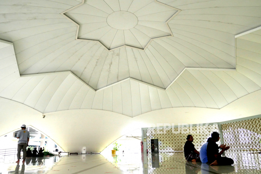 Rasulullah SAW memberikan wasiat terarkhir yaitu sholat Jamaah menunaikan sholat di Masjid Al Akbar, komplek Bandara Internasional Yogyakarta (YIA), Kulonprogo, Yogyakarta. 