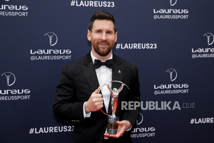  Argentinian soccer player Lionel Messi poses with Laureus World Sportsman of the Year award during the 2023 Laureus World Sports Awards in Paris, France, 08 May 2023. The awards ceremony will be an in-person event again after two years of virtual presentations due to the Covid-19 pandemic.  