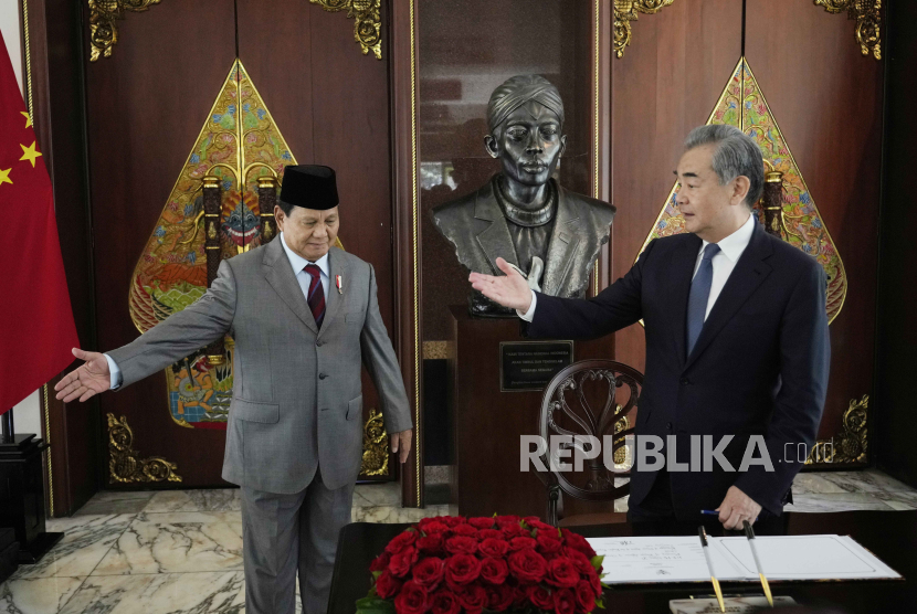 Menhan Prabowo Subianto menyambut Menlu China Wang Yi di kantor Kemenhan, Jakarta Pusat, Kamis (18/4/2024).