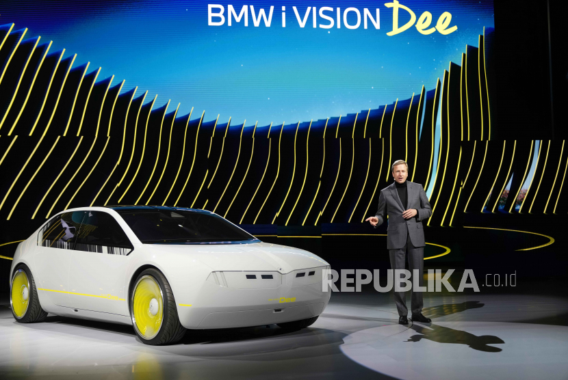  Oliver Zipse, ketua dewan manajemen BMW AG, memperkenalkan mobil konsep BMW i Vision Dee yang berubah warna, Rabu, 4 Januari 2023, menjelang CES di Las Vegas. Pemerintah AS meminta inflator kantong udara di mobil BMW ditarik. Foto ilustrasi.