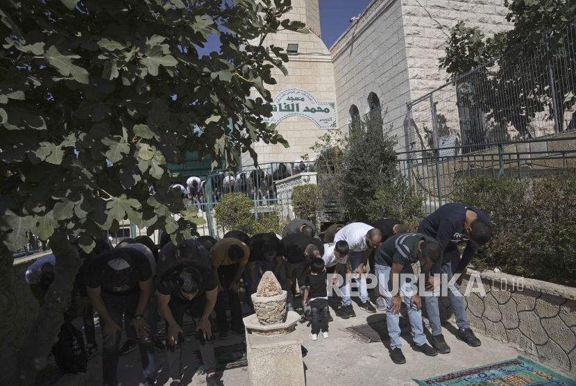 Jamaah Muslim Palestina yang dilarang memasuki Masjid Al-Aqsa melaksanakan sholat Jumat di pinggir jalan Kota Tua Yerusalem dengan pengawasan pasukan zionis Israel, Jumat (10/11/2023).