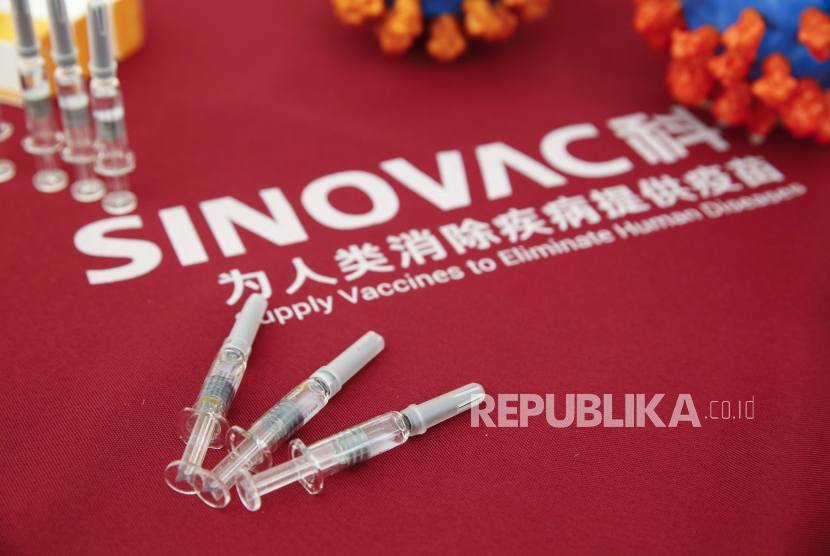 MUI akan ke China Cek Kehalalan Vaksin Covid-19. Kandidat vaksin COVID-19 Sinovac, CoronaVac ditampilkan di Sinovac Biotech selama kunjungan media yang diselenggarakan pemerintah di Beijing, China, 24 September 2020. Sinovac adalah pembuat vaksin China yang mengembangkan kandidat vaksin COVID-19 yang disebut CoronaVac.