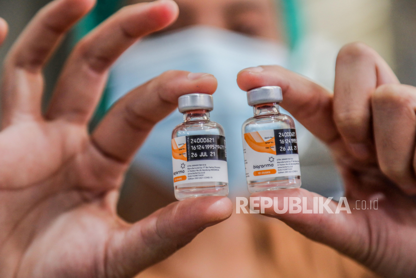 Seorang petugas kesehatan menunjukkan vial vaksin COVID-19 Sinovac. Pemerintah Provinsi Jambi menerima distribusi vaksin COVID-19 sebanyak 11.570 vial untuk vaksinasi tahap II.