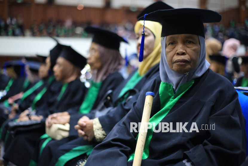 Menjadi Sarjana di Usia Senja