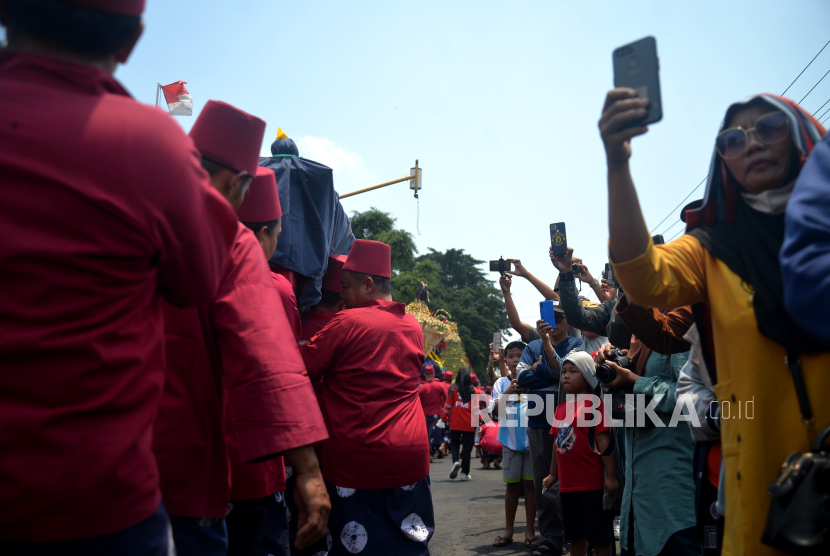 Masyarakat merekam proses pemindahan gunungan Garebeg Maulud menuju halaman Masjid Gedhe Kauman di Yogyakarta, Kamis (28/9/2023). Kunjungan wisatawan mancanegara pada Agustus meningkat,