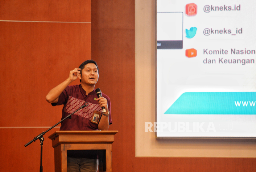 Direktur Komite Nasional Ekonomi dan Keuangan Syariah (KNEKS) Sutan Emir Hidayat dalam seminar nasional di Auditorium Fakultas Ekonomi dan Manajemen IPB, Bogor, Jawa Barat, Sabtu (26/8/2023). 