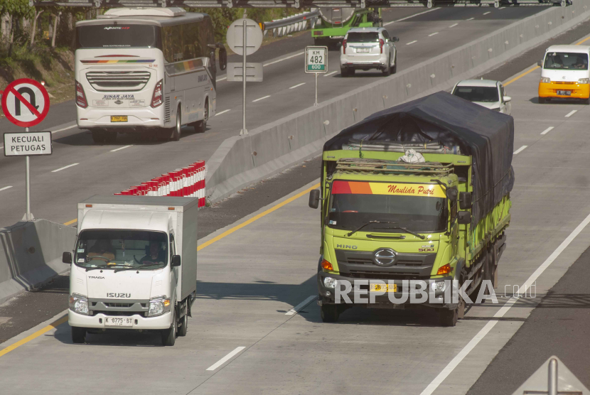 Pengemudi truk dan kendaraan lainnya melintasi jalan tol. Polda Metro Jaya membatasi operasional angkutan barang di jalan tol selama libur panjang Isra Mi'raj dan Tahun Baru Imlek