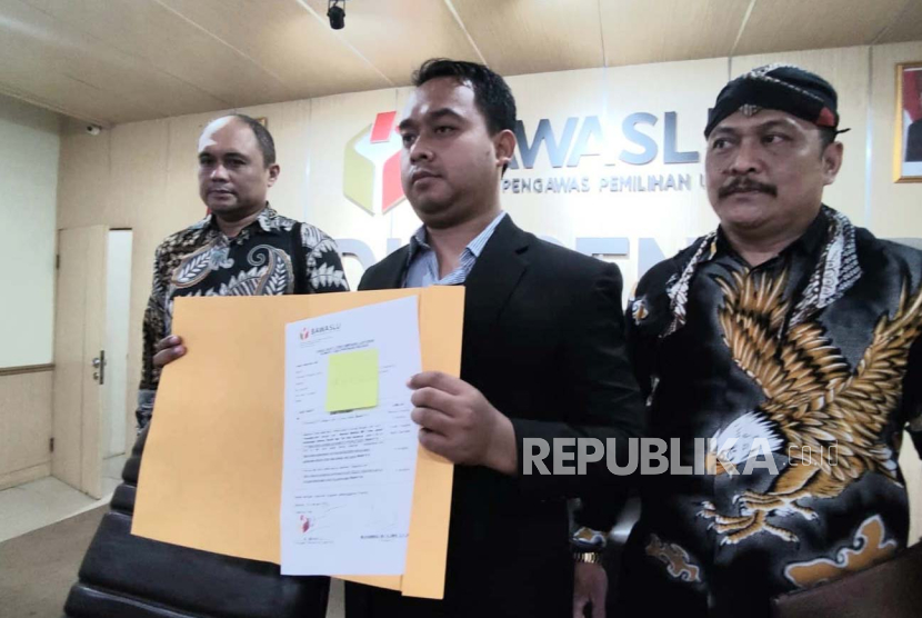 Ketua Awaslu, Muhammad Mualimin (tengah) usai melaporkan Mahfud MD di Kantor Bawaslu RI, Jakarta Pusat, Kamis (25/1/2024).  