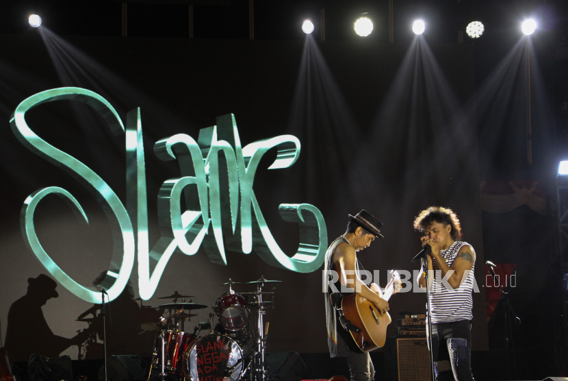 Vokalis kelompok musik Slank Kaka (kanan) bersama gitaris Ridho (kiri) saat tampil dalam sebuah konser. (ilustrasi)