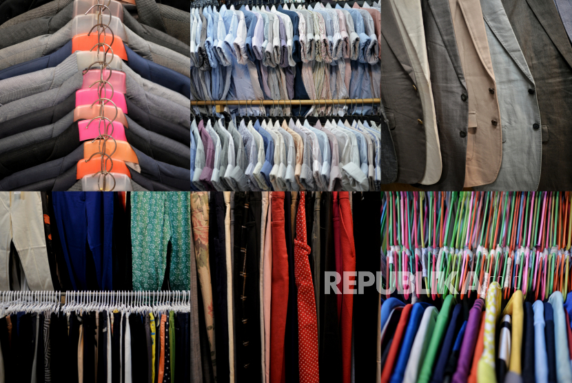 Foto kolase deretan pakaian impor bekas di Pasar Senen, Jakarta, Jumat (17/2/2023). Penjualan baju impor bekas masih banyak diminati masyarakat karena selain harganya lebih murah, secara kualitas juga masih layak pakai. Harga setiap pakaian dijual mulai dari Rp30.000 hingga ratusan ribu rupiah tergantung kualitas dan merek.