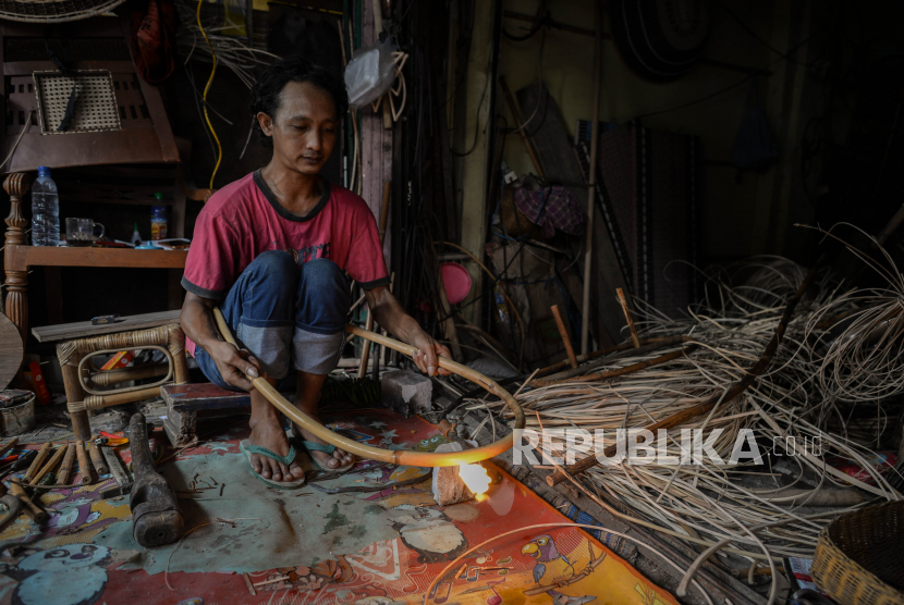 Pengrajin menyelesaikan pembuatan perabot berbahan rotan di industri  rumahan di Jalan Raya Pasar Minggu, Kalibata, Jakarta Selatan, Selasa (29/9). Menteri Koperasi dan UKM Teten Masduki menyatakan per September 2020 penyaluran Bantuan Presiden (Banpres Produktif) atau Bantuan Langsung Tunai (BLT) bagi pengusaha mikro mencapai 72,46 persen dengan anggaran sekitar Rp 15,93 Triliun dengan target penyaluran BLT UMKM mampu mencapai 100 persen pada akhir bulan September 2020. Republika/Thoudy Badai