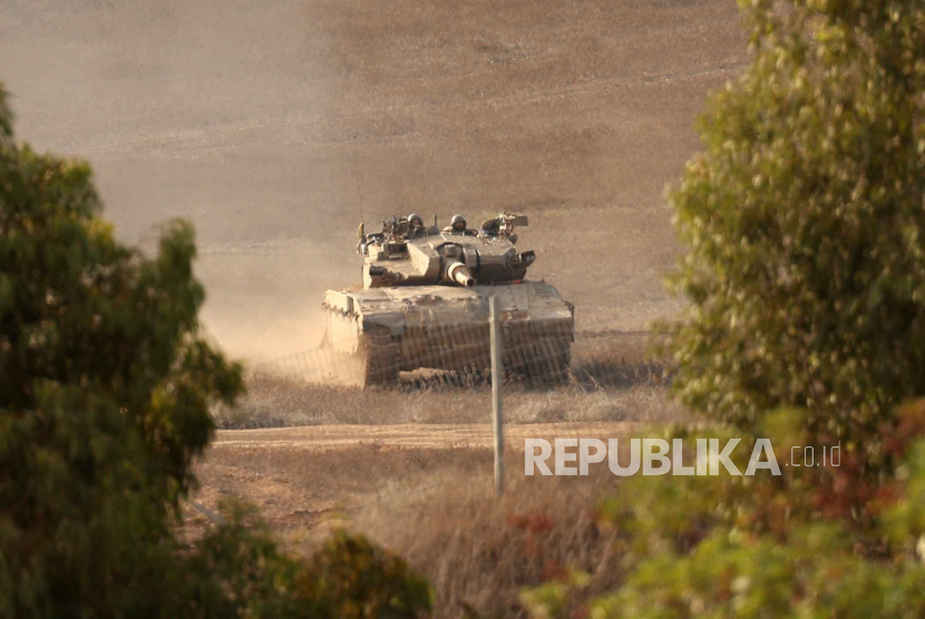 Sebuah tank Israel bermanuver di sepanjang perbatasan Israel dengan Jalur Gaza, terlihat dari Israel selatan, 15 November 2023. 