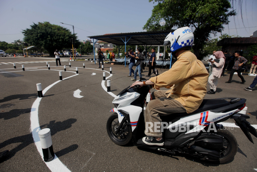 Warga mengendarai sepeda motor saat uji coba kurikulum baru ujian praktik SIM (ilustrasi)