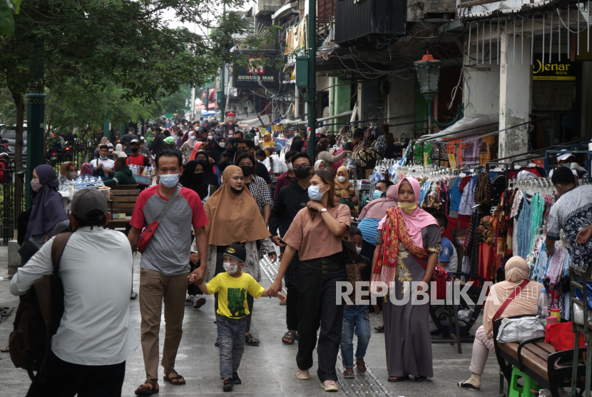 Wisatawan memadati kawasan Malioboro, Yogyakarta, Ahad (5/9/2021). Saat akhir pekan, kawasan Malioboro ramai dikunjungi wisatawan meskipun saat ini Yogyakarta masih menjalankan Pemberlakuan Pembatasan Kegiatan Masyarakat (PPKM) Level 4. 