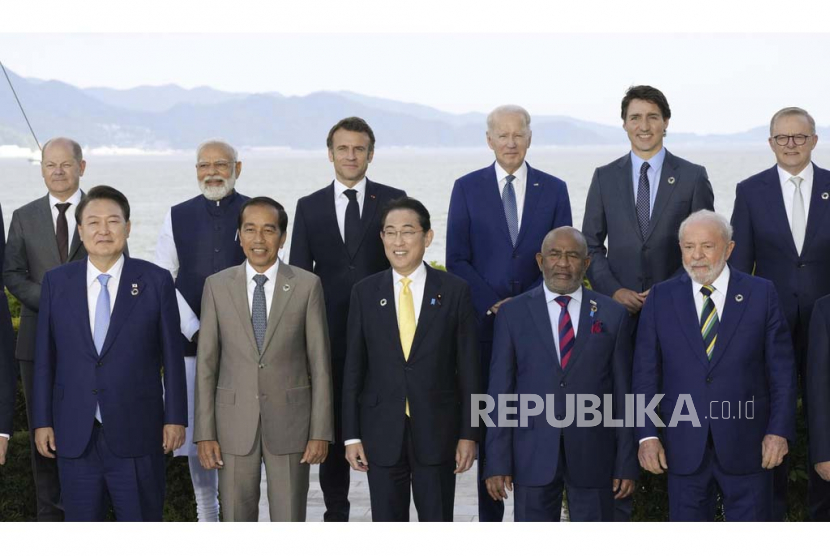  Para pemimpin dunia dari G7 dan negara-negara undangan (baris atas dari kiri ke kanan) Kanselir Jerman Olaf Scholz, Perdana Menteri India Narendra Modi, Presiden Prancis Emmanuel Macron, Presiden AS Joe Biden, Perdana Menteri Kanada Justin Trudeau, Perdana Menteri Australia Anthony Albanese (baris bawah dari kiri ke kanan) Yoon Suk Yeol Korea Selatan, Presiden india Joko Widodo, Perdana Menteri Jepang Fumio Kishida, Presiden Komoro Azali Assoumani, dan Presiden Brasil Luiz Inacio Lula de Silva, berpose untuk foto keluarga para pemimpin G7 dan negara-negara undangan selama KTT Pemimpin G7 di Hiroshima Jepang barat, Sabtu (20/5/2023).