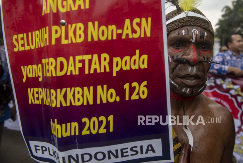 Warga dari Aliansi Honorer Nasional (AHN) melakukan aksi unjuk rasa di depan patung kuda, Jakarta, Rabu (24/5/2023). Dalam aksinya mereka menuntut agar seluruh PLKB non-ASN di Kabupaten Nabire, Papua Tengah yang terdaftar pada KEPKABKKBN No.126 tahun 2021 diangkat menjadi ASN. 