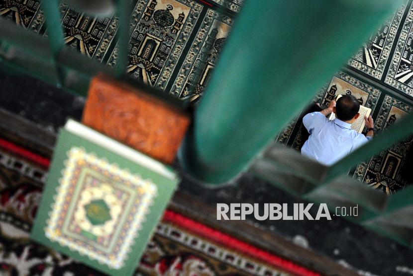 Pekerja sedang membaca alquran di Masjid Assalafiyah, masjid yang riwayatnya dibangun Pangeran Jayakarta di  Jatinegara Kaum, Jakarta.