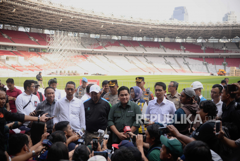 Ketua LOC Erick Thohir bersama PJ Gubernur DKI Jakarta Heru Budi Hartono dan Wakil Ketua PSSI Zainuddin Amali menjawab pertanyaan wartawan saat meninjau Stadion Utama Gelora Bung Karno di Jakarta, Senin (13/3/2023).