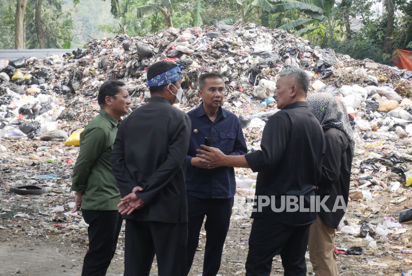 Penjabat (Pj) Gubernur Jawa Barat (Jabar) Bey Machmudin saat meninjau Tempat Penampungan Sementara (TPS) Babakan Siliwangi, Kota Bandung, Jabar, Kamis (21/9/2023). 