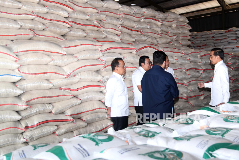 Presiden Jokowi saat meninjau persediaan beras di Gudang Bulog Dramaga, Kabupaten Bogor, Jawa Barat pada Senin (11/9/2023).