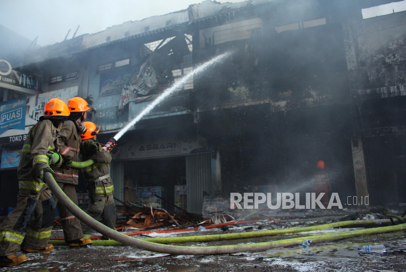 Petugas pemadam kebakaran berupaya memadamkan api saat kebakaran ruko di Pasar Caringin, Kota Bandung, Rabu (7/6/2023). Penyebab kebakaran masih dalam penyelidikan. Hingga sore, proses pemadaman masih berlangsung.