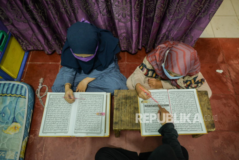 Tri Handyani (18) mengajar ngaji tetangganya di rumahnya di kawasan Jati Padang, Jakarta, Senin (26/10). Selama pandemi Covid-19 akitivitas mengaji masih dilakukan di rumah dengan menerapkan protokol kesehatan seperti menggunakan masker, mengingat Taman Pendidikan Al-Quran belum dibuka kembali. Republika/Thoudy Badai