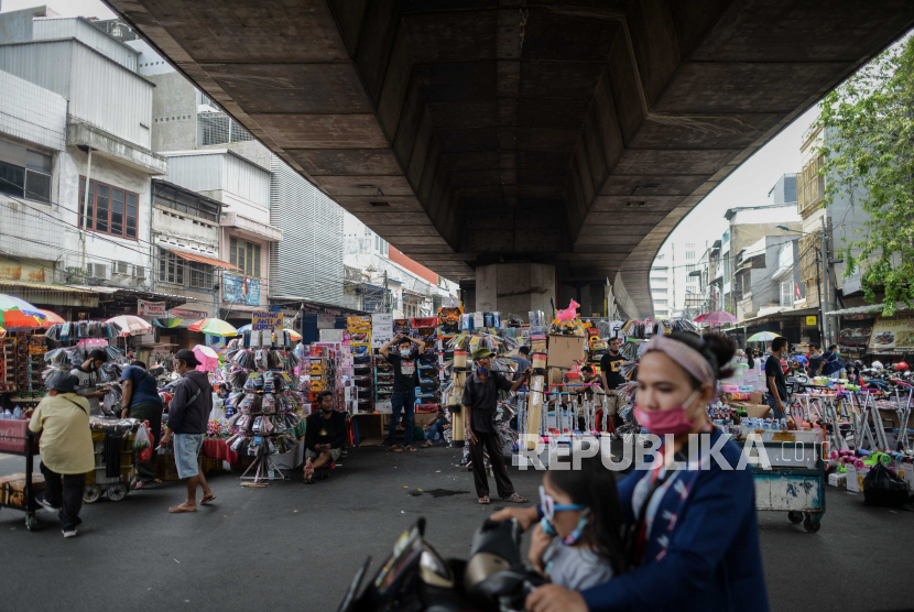 Suasana Pasar Asemka di Jakarta, Sabtu (26/9). Berdasarkan hasil riset Tim Komunikasi Risiko dan Pelibatan Masyarakat Covid-19, Pasar berpotensi besar menjadi klaster penyebaran Covid-19 akibat dari mobilitas pedagang dan pembeli yang sulit menjaga jarak, serta penggunaan uang tunai sebagai transaksi. Ketua DPP Ikatan Pedagang Pasar Indonesia (IKAPPI) Reynaldi mengatakan perbulan September sekitar 1.392 pedagang pasar terpapar Covid-19 dengan total kasus meninggal 55 orang di 27 provinsi di Indonesia. Republika/Thoudy Badai