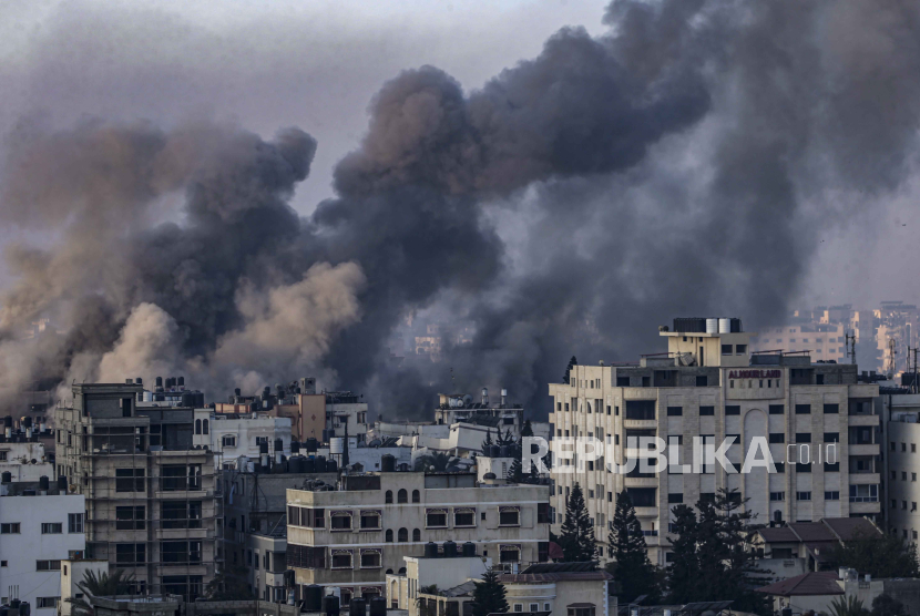  Smoke rises following an Israeli airstrike on the northern Gaza Strip, 09 November 2023. More than 10,500 Palestinians and at least 1,400 Israelis have been killed, according to the Israel Defense Forces (IDF) and the Palestinian health authority, since Hamas militants launched an attack against Israel from the Gaza Strip on 07 October, and the Israeli operations in Gaza and the West Bank which followed it.   